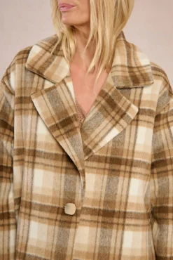 Abrigo de manga larga con cuello solapa