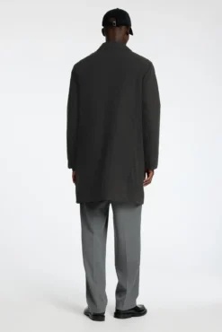 Abrigo repelente al agua confeccionado con materiales reciclados.