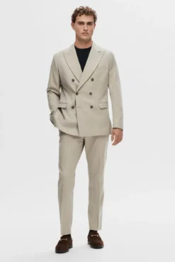 Americana Slim Fit con raya diplomática confeccionada con materiales reciclados