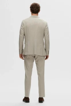 Americana Slim Fit con raya diplomática confeccionada con materiales reciclados