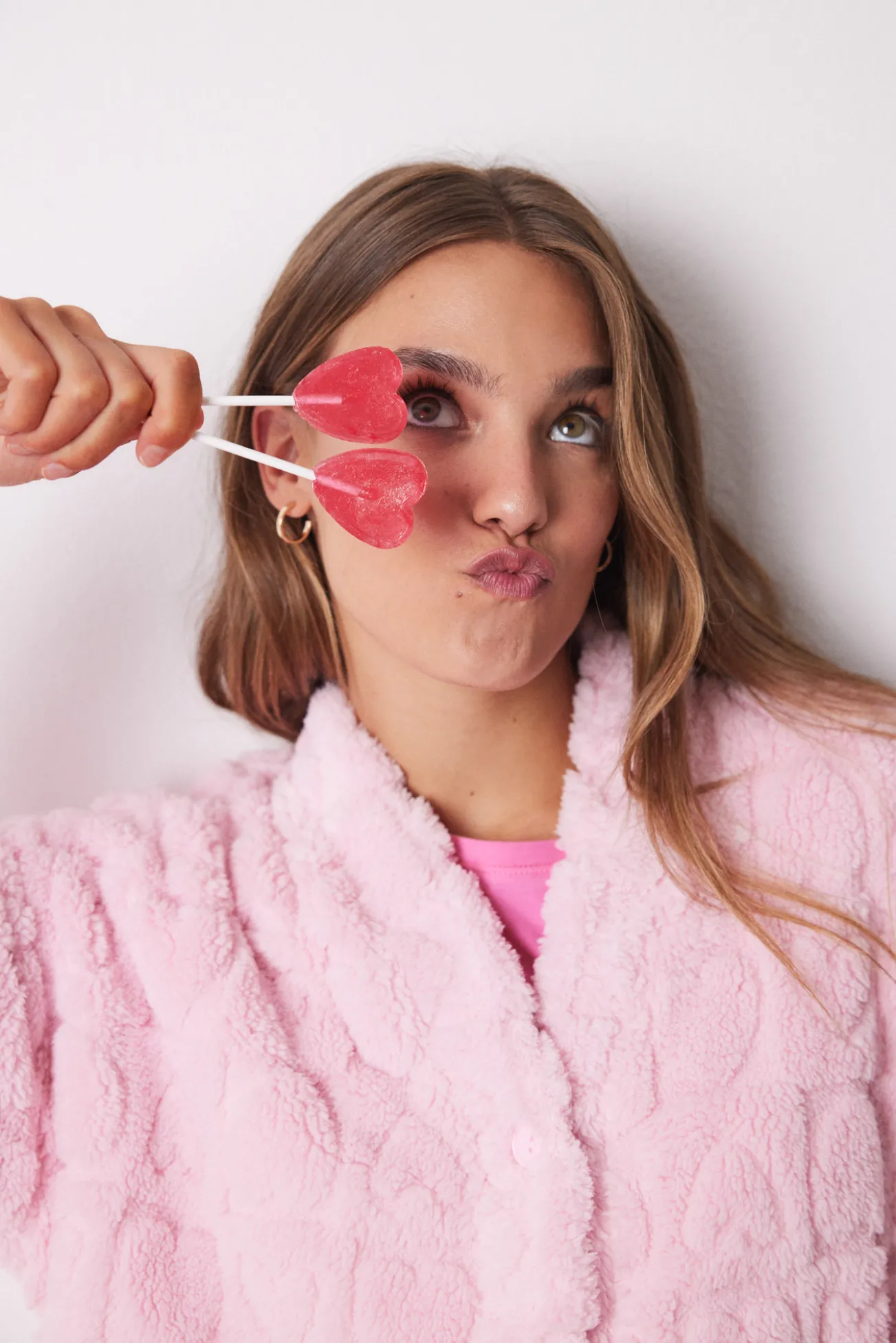 Bata corta rosa pelo esponjoso corazones