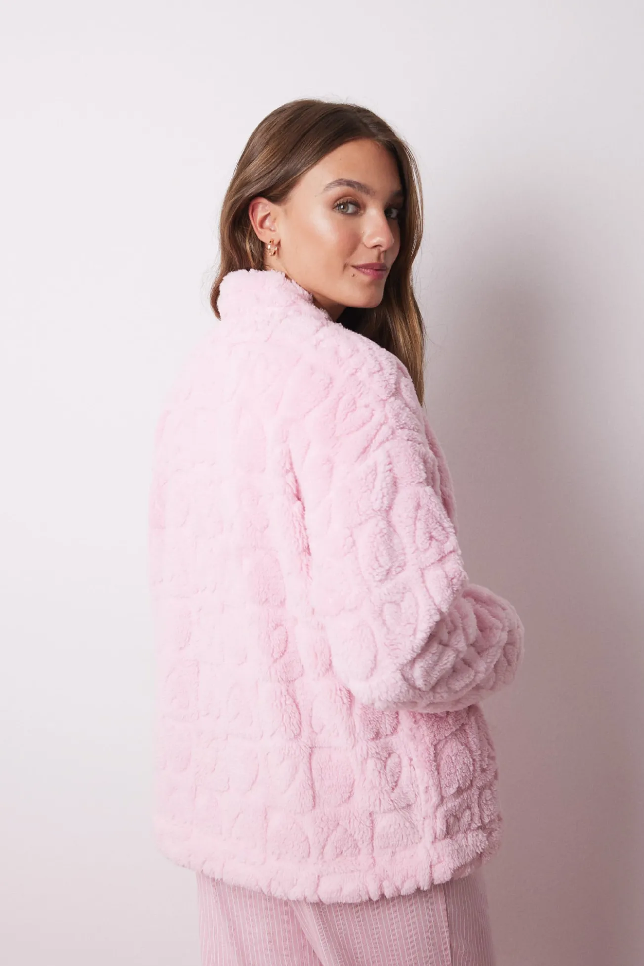 Bata corta rosa pelo esponjoso corazones