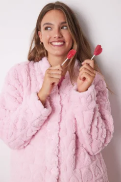 Bata corta rosa pelo esponjoso corazones