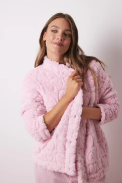 Bata corta rosa pelo esponjoso corazones