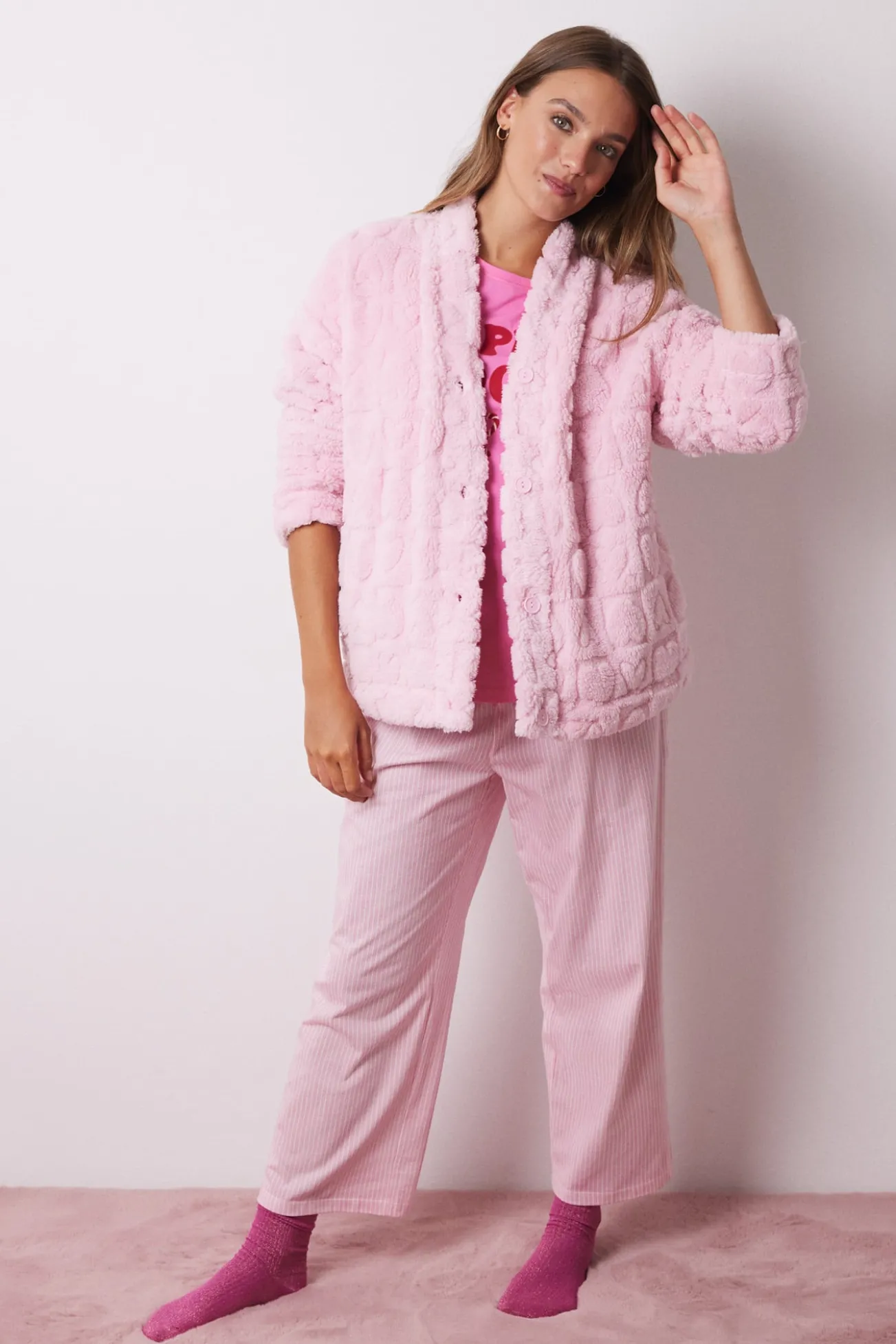 Bata corta rosa pelo esponjoso corazones
