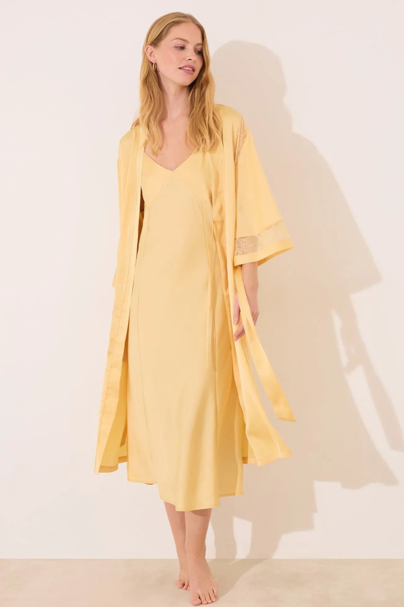 Bata larga tejido chifón amarillo