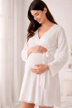 Bata premamá con encaje en el bajo