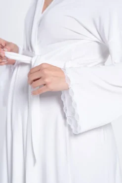 Bata premamá con encaje en el bajo