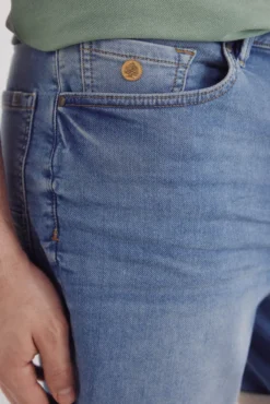 Bermuda vaquera en knit denim medio slim fit