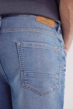 Bermuda vaquera en knit denim medio slim fit