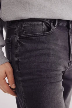 Bermuda vaquera en knit denim negro lavado