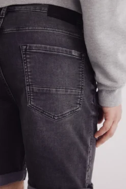 Bermuda vaquera en knit denim negro lavado