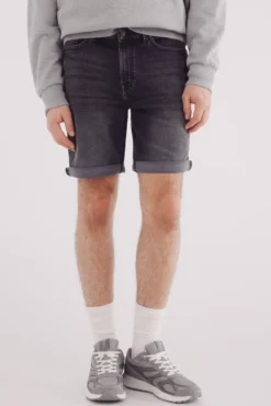 Bermuda vaquera en knit denim negro lavado
