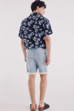 Bermuda vaquera en knit denim claro slim fit