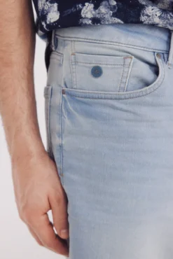 Bermuda vaquera en knit denim claro slim fit