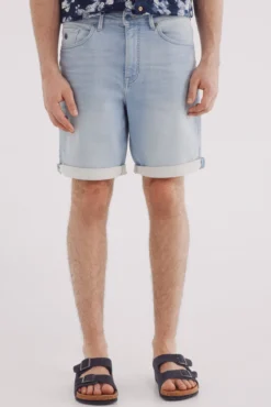 Bermuda vaquera en knit denim claro slim fit