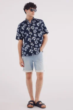 Bermuda vaquera en knit denim claro slim fit