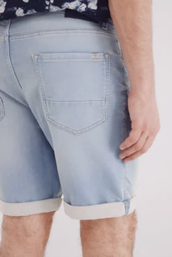 Bermuda vaquera en knit denim claro slim fit