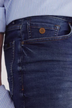 Bermuda vaquera en knit denim oscuro slim fit