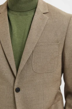 Blazer slim fit elaborada con materiales reciclados