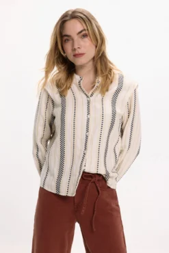 Blusa con bordados de algodón