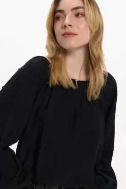 Blusa con mangas abotonadas