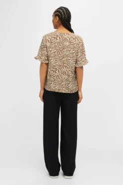 Blusa con mangas de volantes