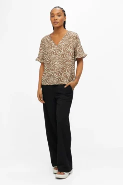 Blusa con mangas de volantes