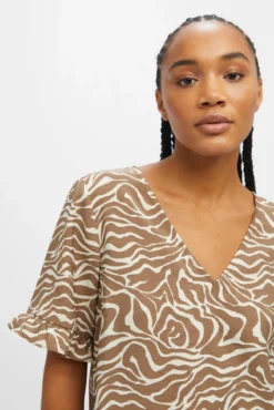 Blusa con mangas de volantes