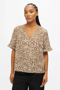 Blusa con mangas de volantes