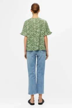 Blusa con mangas de volantes