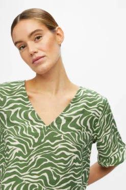 Blusa con mangas de volantes