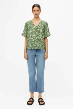 Blusa con mangas de volantes