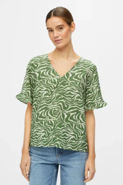 Blusa con mangas de volantes