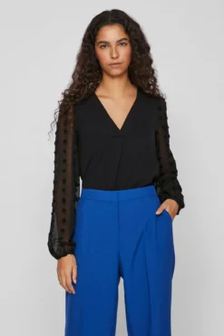 Blusa con plumeti en mangas