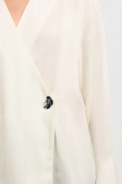 Blusa cuello pico detalle metálico
