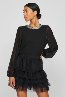 Blusa de gasa con pedrería en el cuello