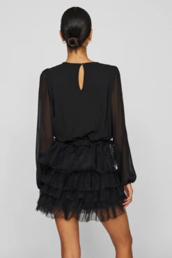 Blusa de gasa con pedrería en el cuello