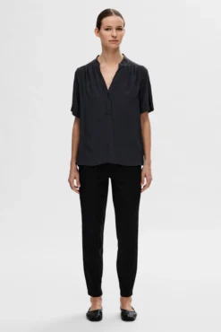 Blusa de manga corta confeccionada con Viscosa Ecovero.