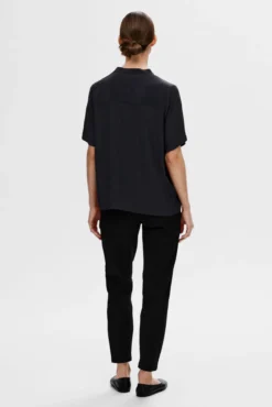 Blusa de manga corta confeccionada con Viscosa Ecovero.