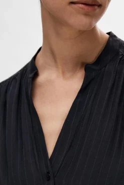 Blusa de manga corta confeccionada con Viscosa Ecovero.