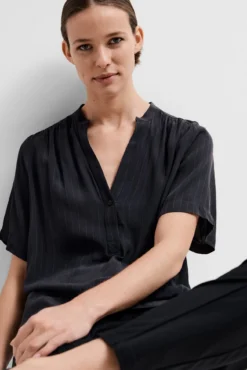 Blusa de manga corta confeccionada con Viscosa Ecovero.