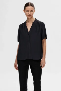 Blusa de manga corta confeccionada con Viscosa Ecovero.