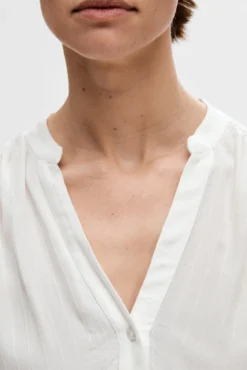 Blusa de manga corta confeccionada con Viscosa Ecovero.