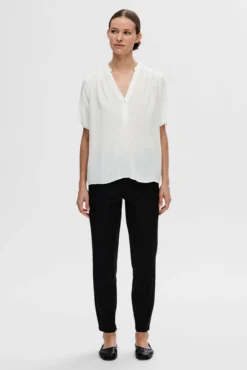 Blusa de manga corta confeccionada con Viscosa Ecovero.