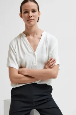Blusa de manga corta confeccionada con Viscosa Ecovero.