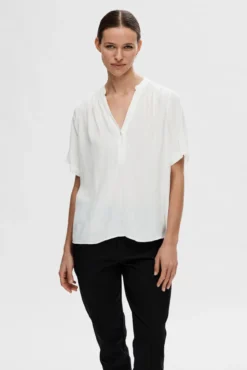 Blusa de manga corta confeccionada con Viscosa Ecovero.