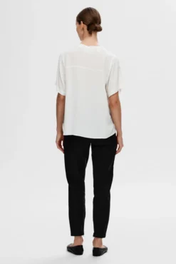 Blusa de manga corta confeccionada con Viscosa Ecovero.