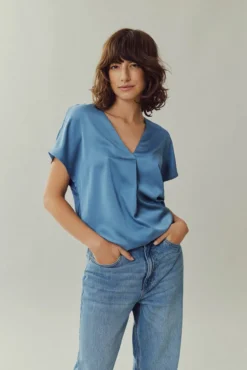 Blusa de manga corta satinada