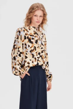 Blusa de manga larga animal print confeccionada 100% con Lenzing ECOVERO